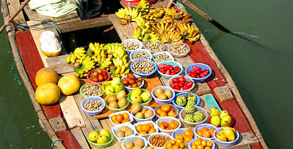 Floating Market at Vietnam Discover Recover