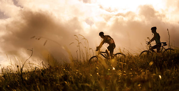 A couple cycling on The Oitavos Biking Break