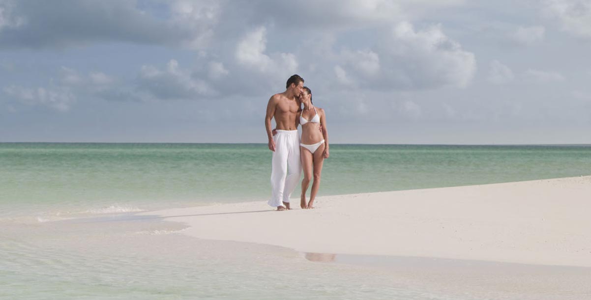 beach couple parrot cay