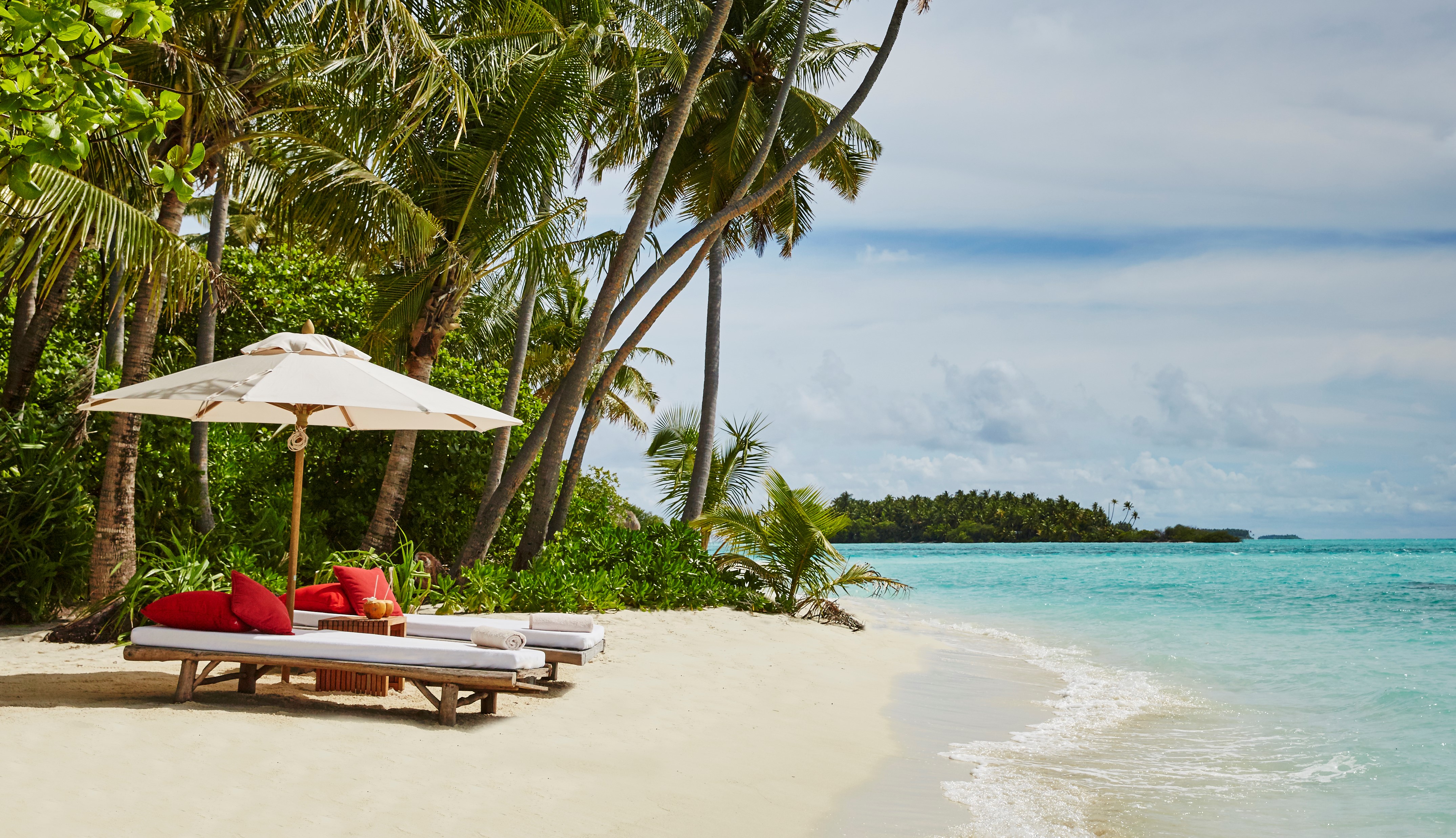 Tropical sunbathing in the Maldives at COMO Maaliushi