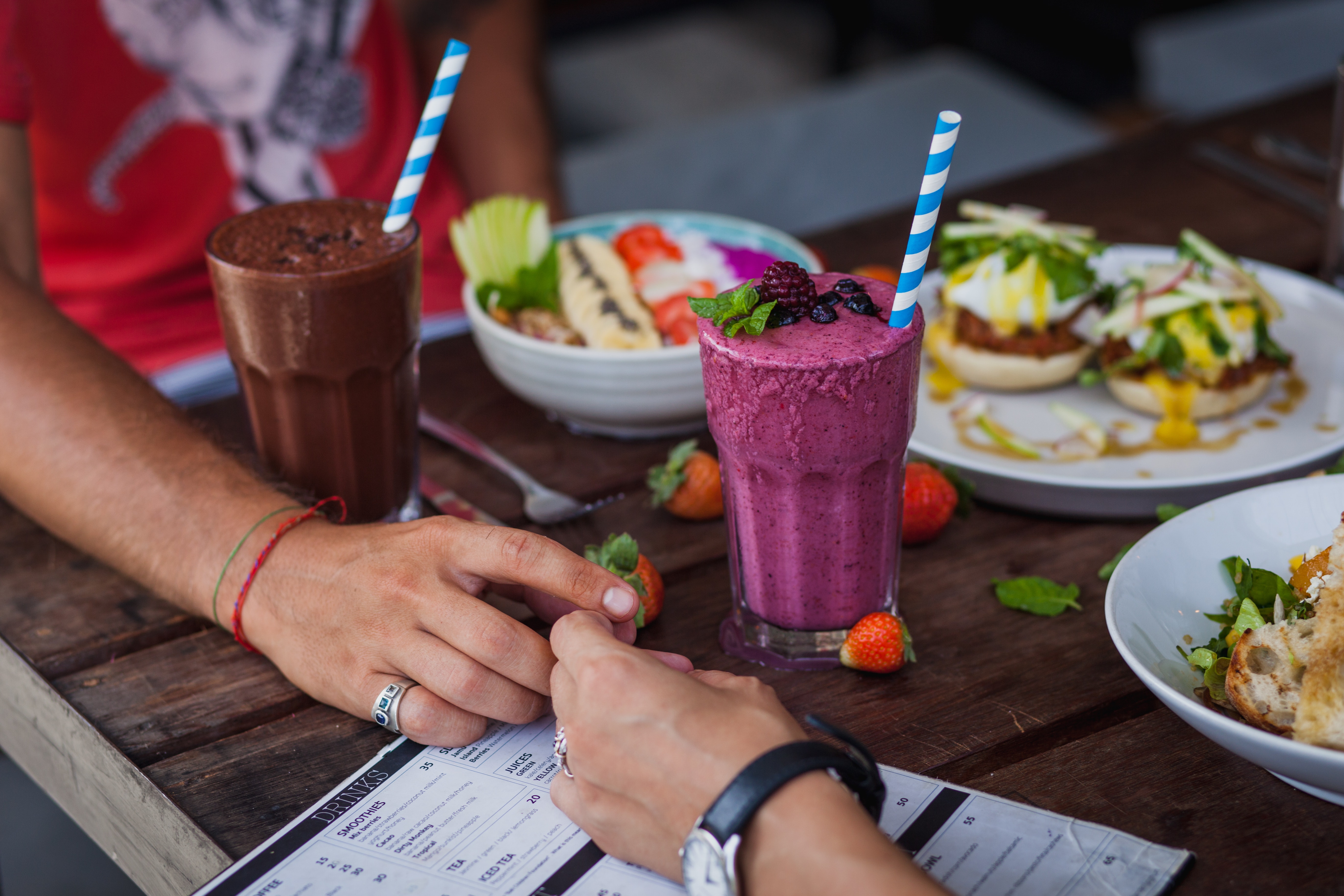 couple on holiday eating healthy food