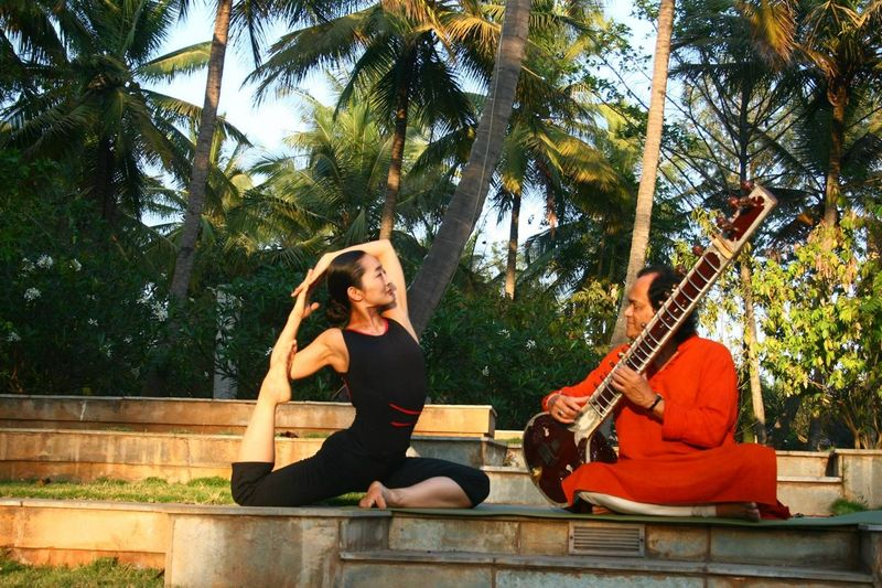 Yogi and musician at Shreyas 