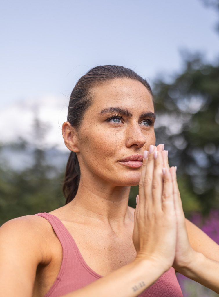06-woman-relaxing-practice-outdoors-close-up-copyright-park-igls