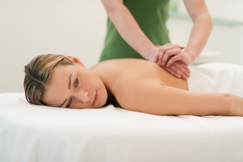 Park-Igls_Physiotherapist_with_blonde_woman_medical_treatment_detoxing_copyright_Park Igls