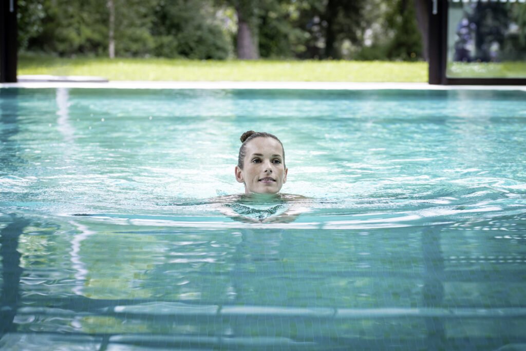 Park_Igls_beautifuL_woman_swimming_pool_wellness_hotel_copyright_park_igls