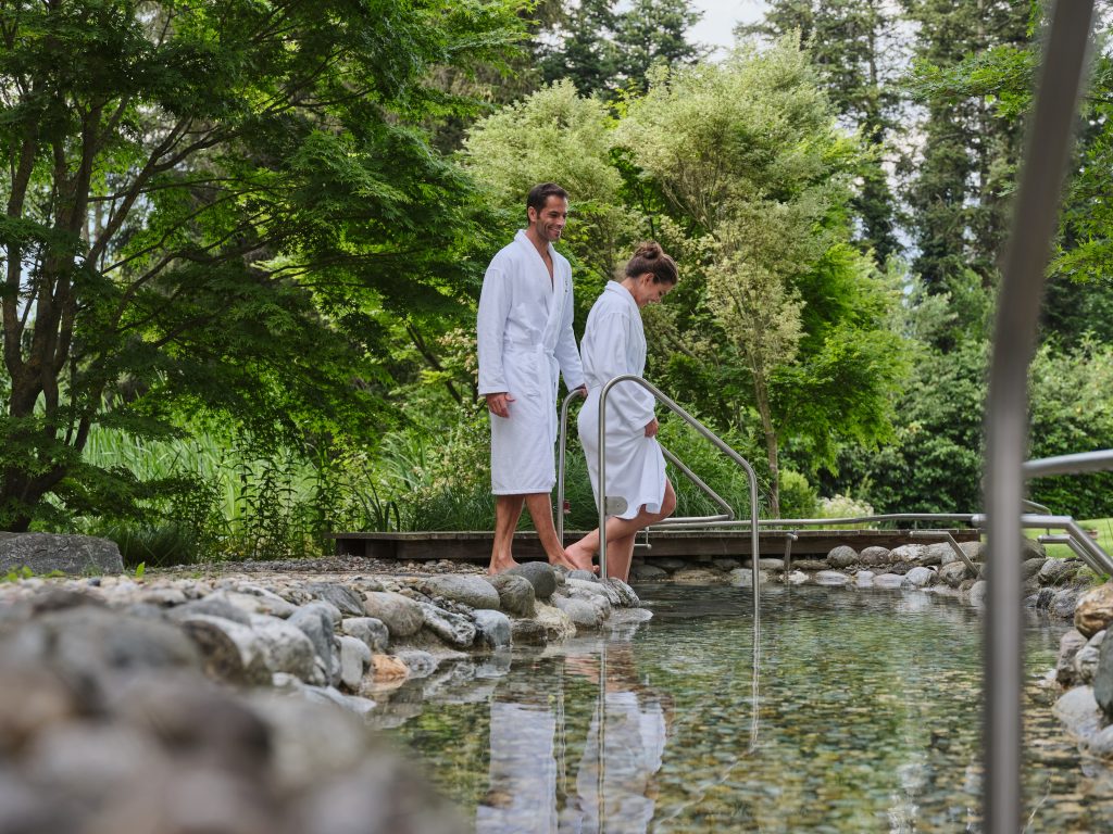 Park_Igls_couple_walking_natural_park_detox_cure_mayr-clinic_copyright_Park_ Igls
