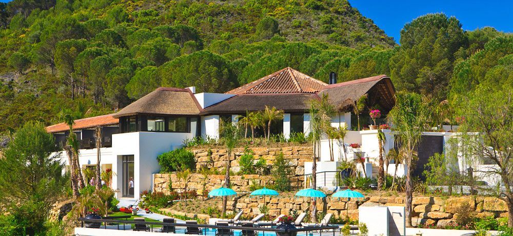 The outside view of Shanti Som with the backdrop of mountains