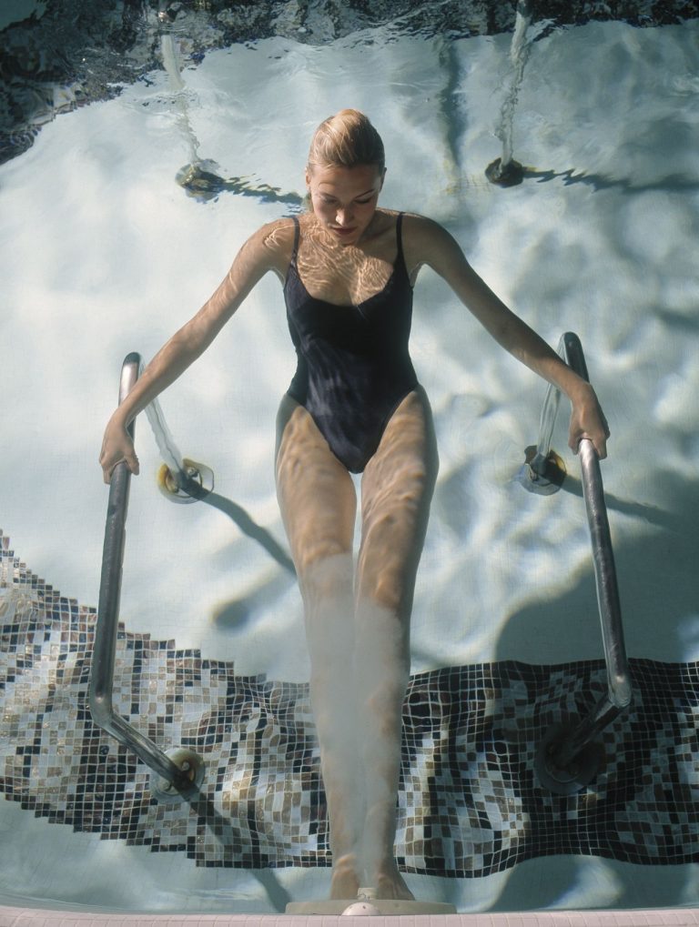 Jana with black bathing suite in pool