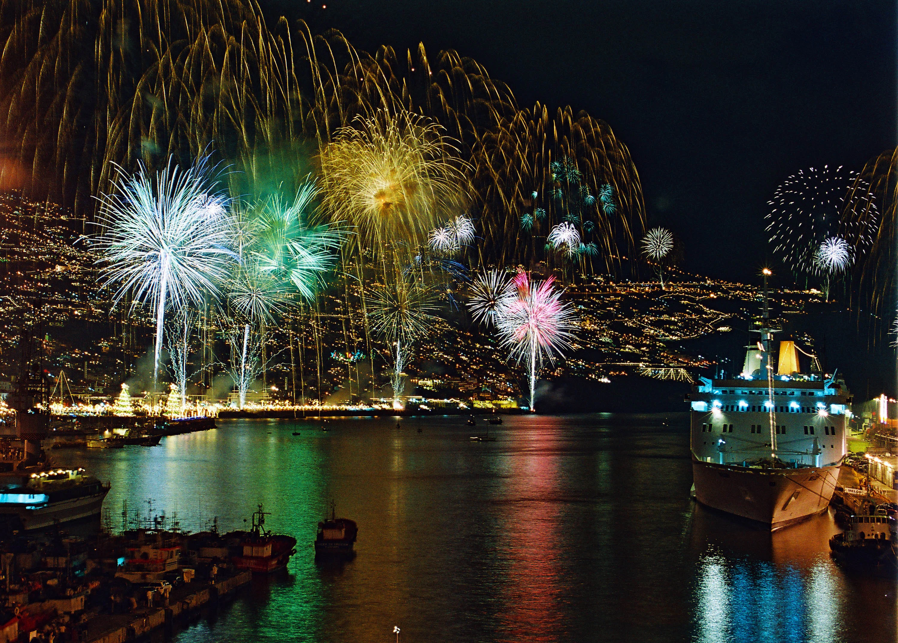 Galo-Resort-fireworks